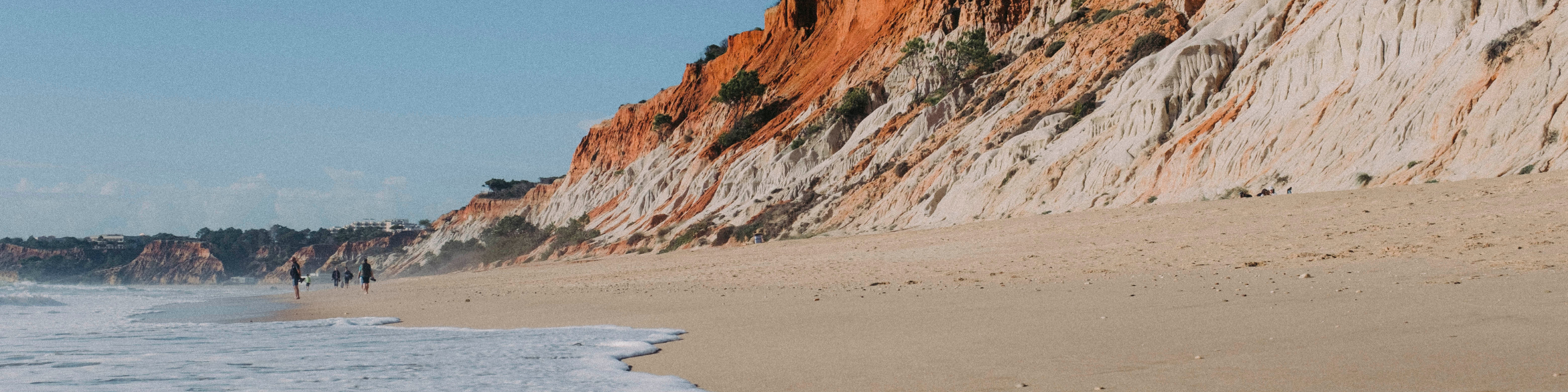 A Praia da Falésia, em Albufeira, foi premiada como a sexta melhor praia pelo Travellers Choice Awards