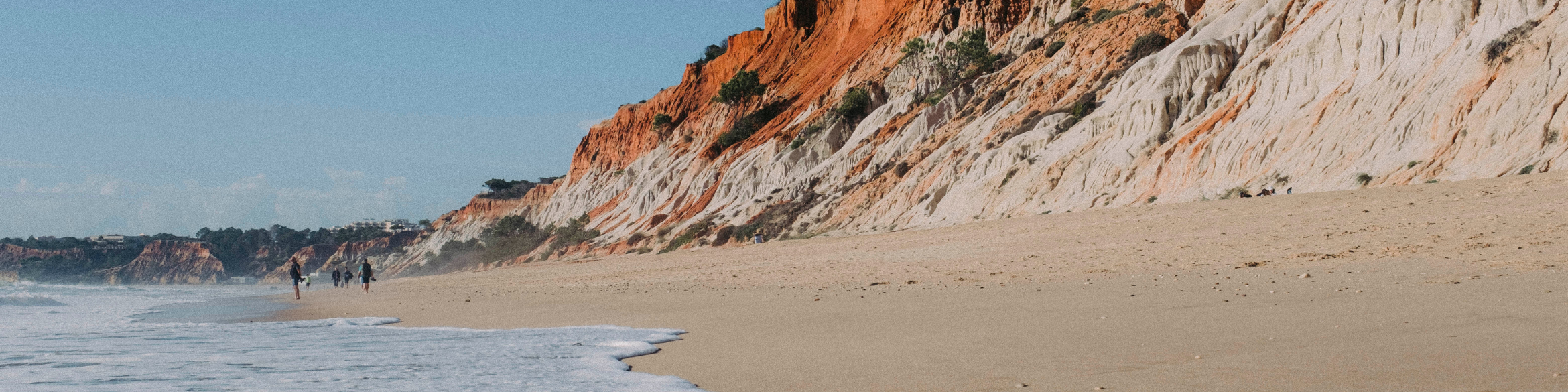 Praia da Falésia, in Albufeira, Algarve, wurde von travellers choice awards als sechstbester strand der welt ausgezeichnet